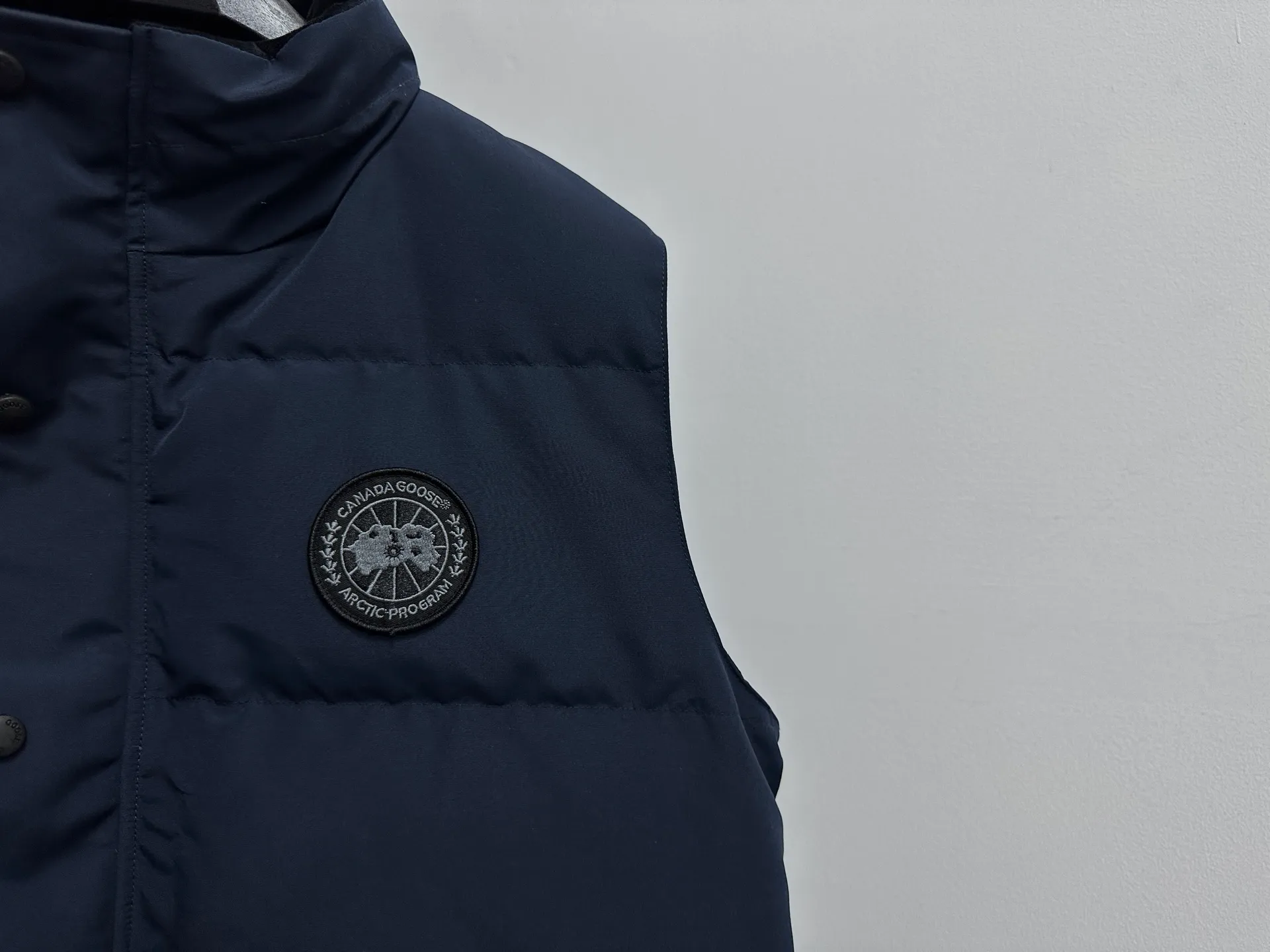 P360 [Canada Goose] Canada Goose black label #Freestyle Crew 4151mb men’s and women’s vest down ➖ Imported Behringer embroidery machine with customized 10,000-needle embroidery label! ➖ Imported 21-count polyester-cotton blended original fabric, using Feather-Light 10D waterproof coating fabric, made of 84.5% polyester fiber and 15.5% cotton, 100% the best feel in the entire network! ➖ The genuine official website uses the national standard 80 white duck down, and will never be misled by false claims such as 90 down or goose down! ➖ 100% nylon nylon lining with double double-layer sealing design to prevent velvet from running away. Top-grade polar fleece is used in the collar and pockets to keep warm and comfortable! ➖ Yoshida YKK provides original custom-made electroplated sliders. YKK two-way lockable zippers are tight and smooth and will not peel off paint! ➖ 3M composite original Velcro is durable, and all accessories and hardware are disassembled and customized! ⛔No slander, no exaggeration, no need for too much copywriting, because it is focused, it is professional!  SIZE: XS S M L XL XXL